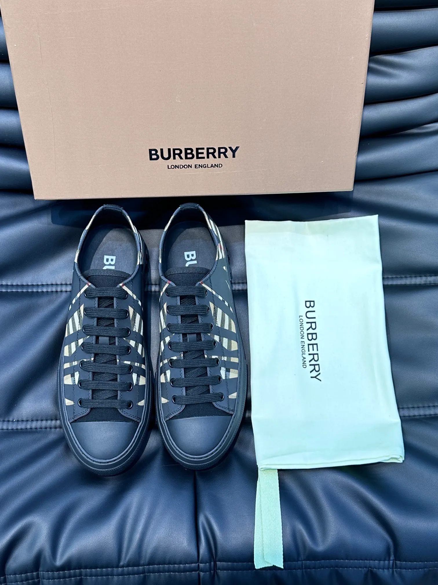 Men's shoes 💰400▫️B's men's classic low-top sneakers are reinterpreted in Vintage plaid cotton material and decorated with a new brand logo. First-layer cowhide lining, embossed Burberry logo on the heel, and original TPU outsole! Size: 38-44 (45 46 customized)